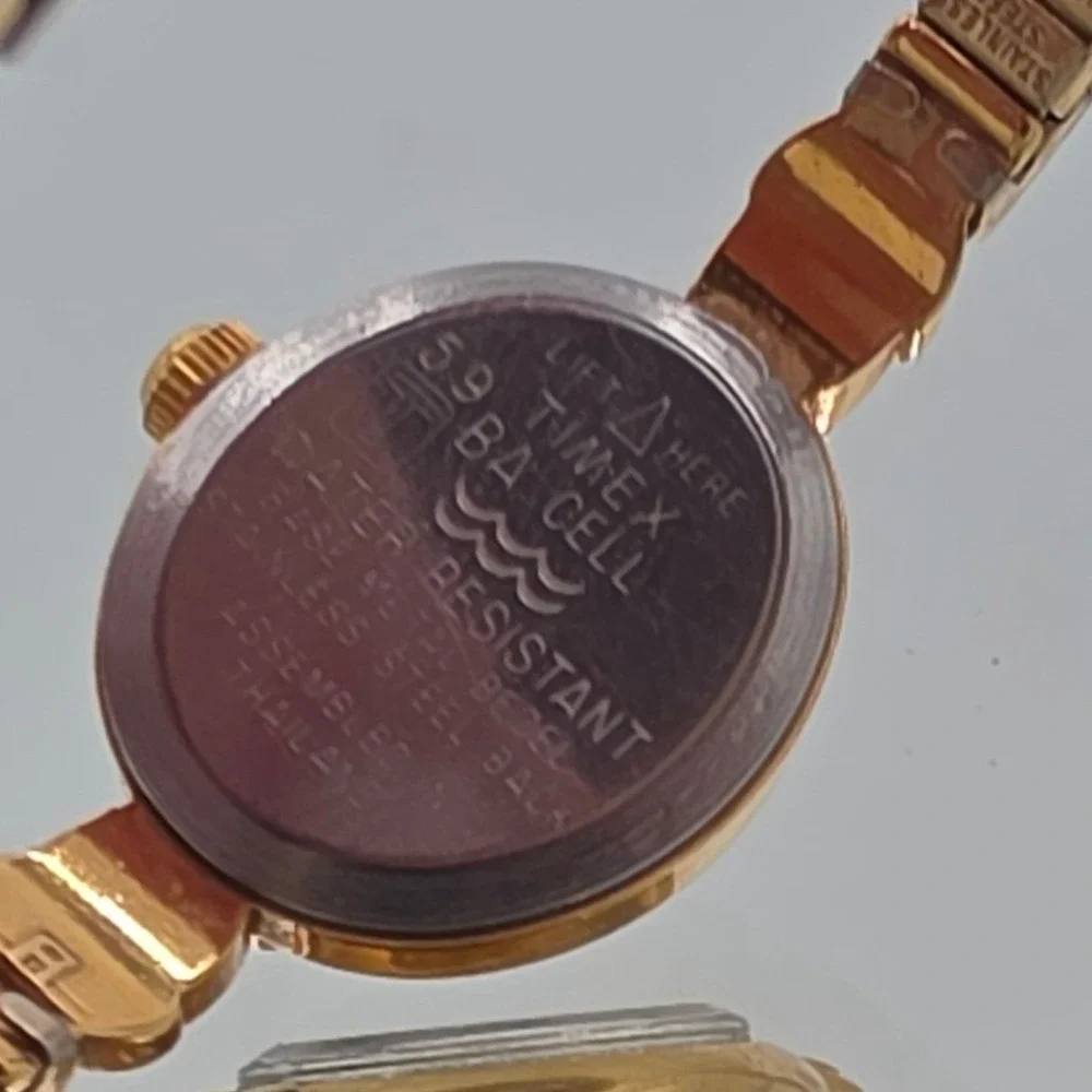 Timex Wristwatch Womens Small Gold Good Expansion Band Water Resistant Quartz